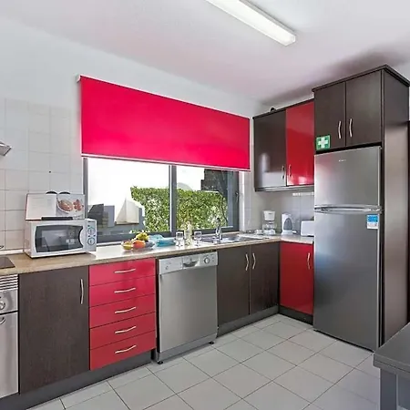 Sleeps 8 With Pool Air Con And Wifi فيلة