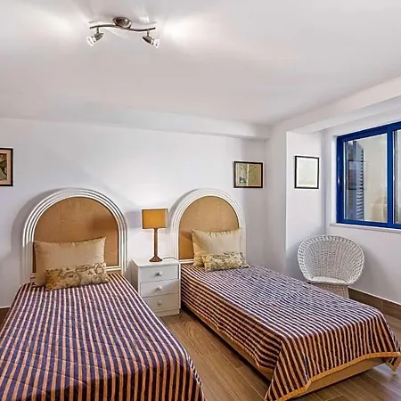 Sleeps 8 With Pool Air Con And Wifi