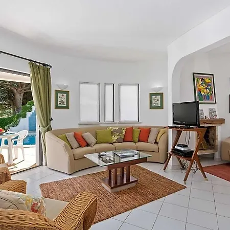 Sleeps 8 With Pool Air Con And Wifi