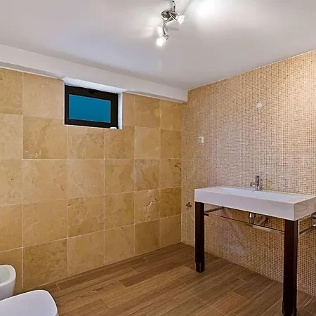 Sleeps 8 With Pool Air Con And Wifi